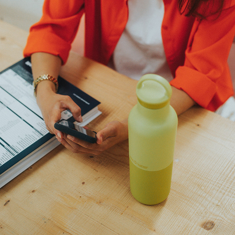 daily-on-the-go-set-l4 20oz_rise_classic_insulated_bottle_acacia_worker_phone_square.jpg