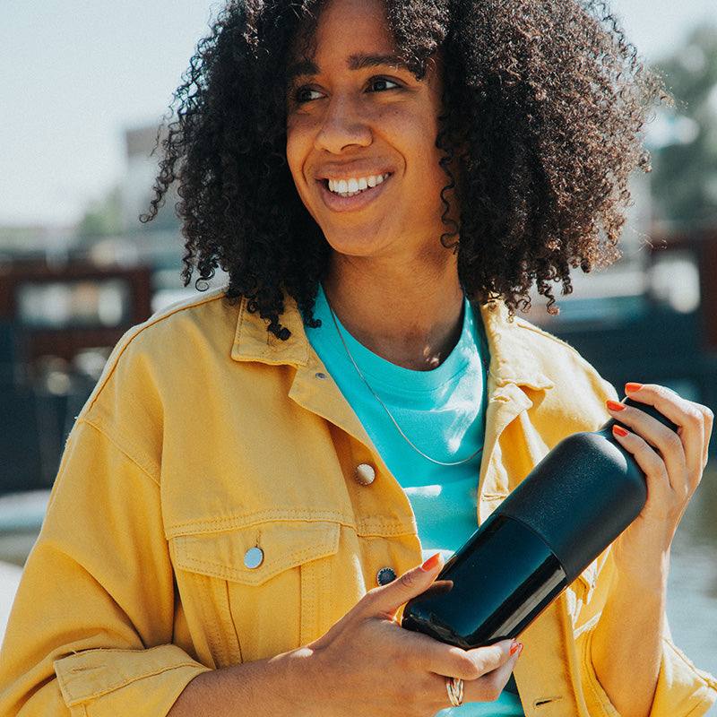 20oz-rise-classic-with-arch-loop-cap-s3 20oz_rise_classic_insulated_bottle_black_woman_smile_square.jpg